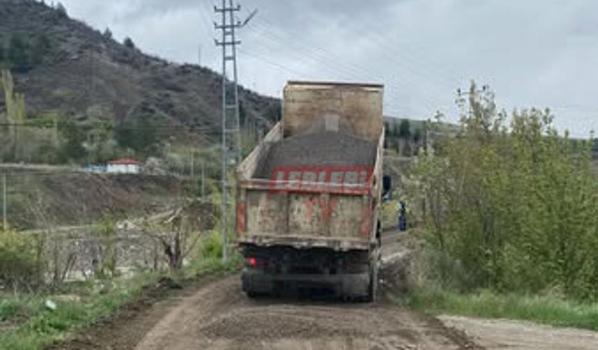 Bayat Belediyesi Bahçe Yollarını Yapıyor