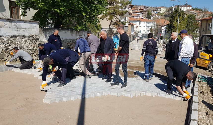 Başkan Ünlü, Parke Taşı Döşedi