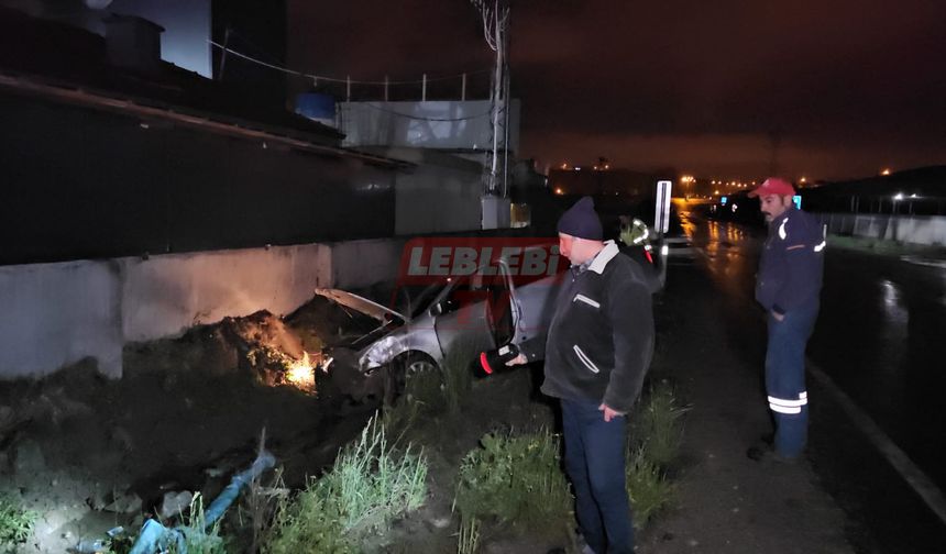 Su Kanalına Devrilen Otomobilin Sürücüsü Yaralandı