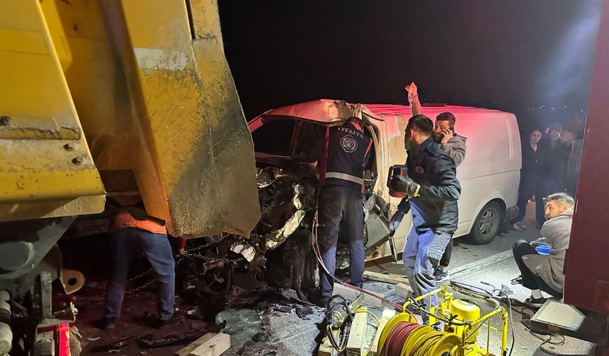 Tıra Arkadan Çarpan Panelvanın Sürücüsü Ağır Yaralandı