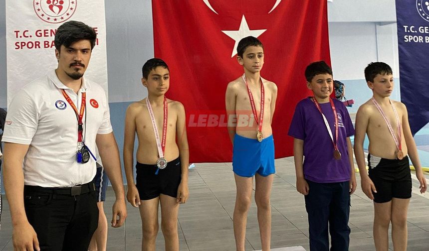 Alacalı Yüzücüler Madalyaya Doymadı