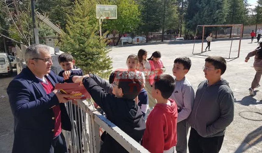 Başkan Ünlü Miniklerin Gönlünü Fethetti