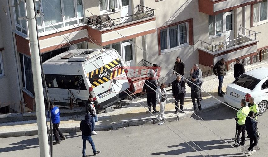 Kontrolden Çıkan Okul Servisi Apartman Dairesine Girdi