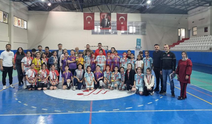 Küçük Kızlar Futsal Müsabakaları Sona Erdi