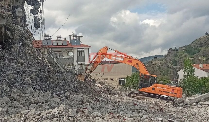 Çürük Raporu Verilen Okulun Yıkımı Başladı