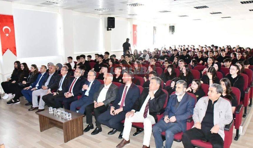Öğrencilere "Vatan Millet Aşkına" Konulu Konferans Düzenlendi