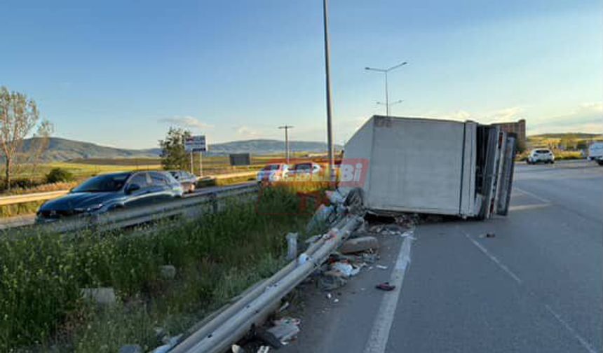 Bozboğa Kavşağı’nda Kamyonet Devrildi