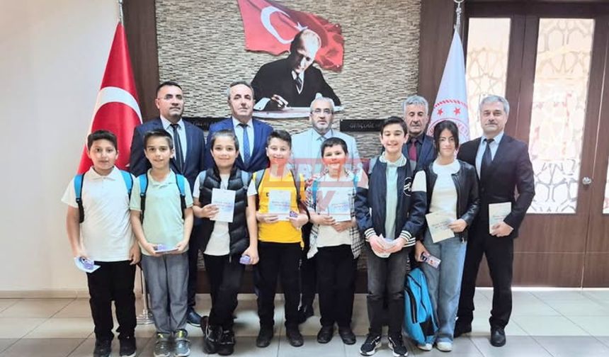 Öğrenciler Yazdıkları Şiir Kitabını Milli Eğitim Müdürü Çağlara Hediye Etti