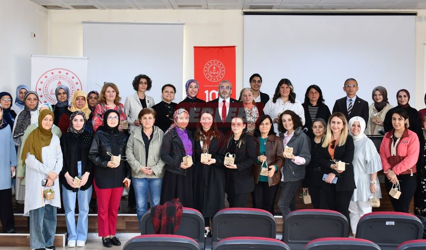 Milli Eğitimde Kadın Çalışanlara Çiçek