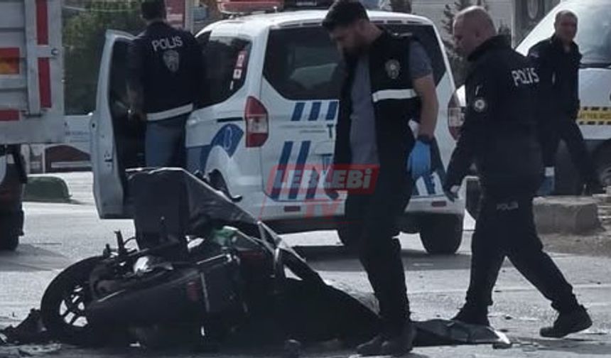 Kamyonete Çarpan Motosiklet Sürücüsü Olay Yerinde Can Verdi