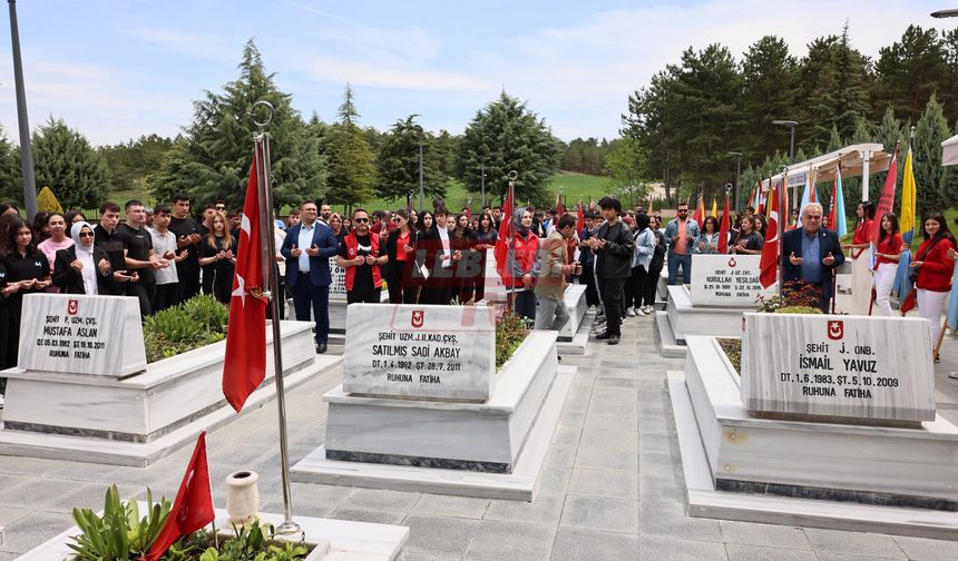 Protokol Ve Gençler Şehitlerin Huzurunda