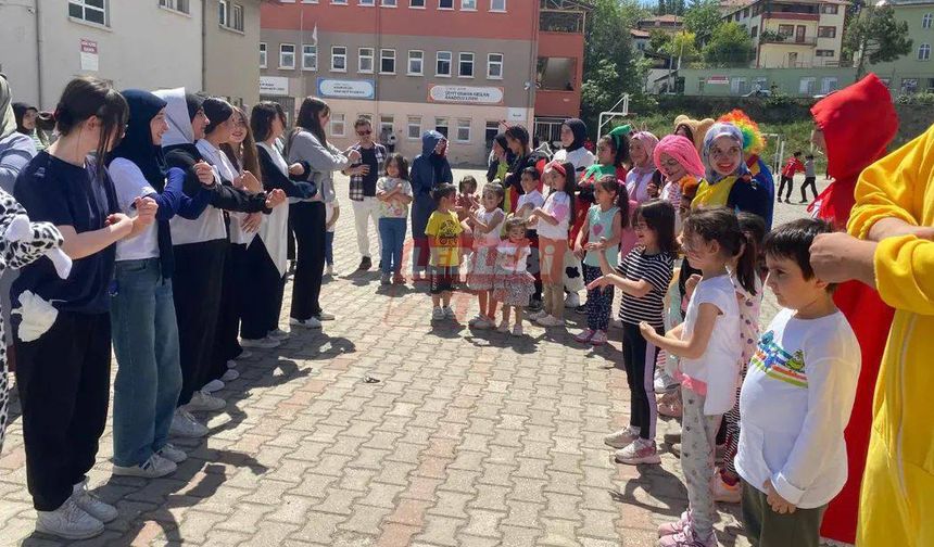 Çocuklar Şenlikte Bir Araya Geldi