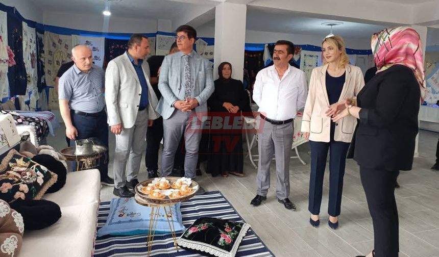 Kaymakam Nayman Ve Başkan Aylar Beyözü Köyü Yıl Sonu Sergisini Gezdi