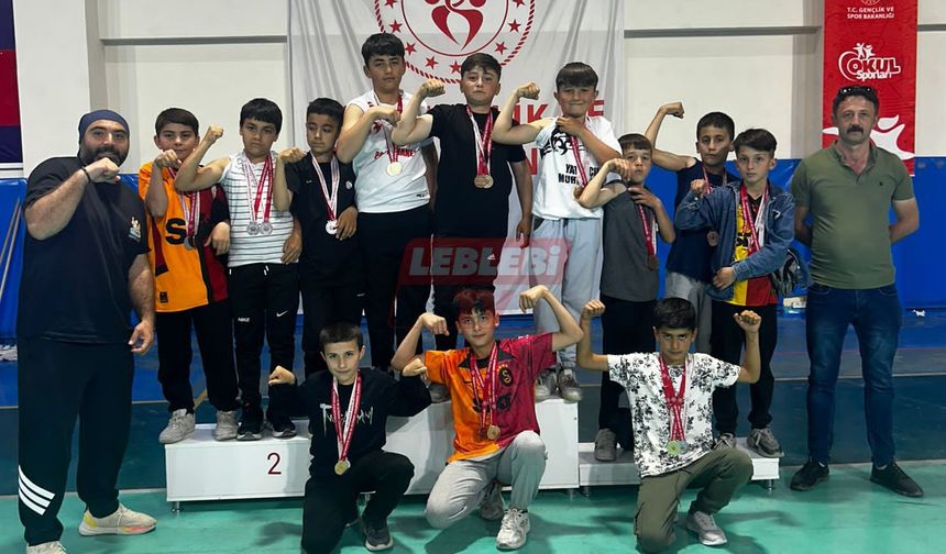 Bayatlı Sporcular Bilek Güreşinde 18 Madalya Kazandı