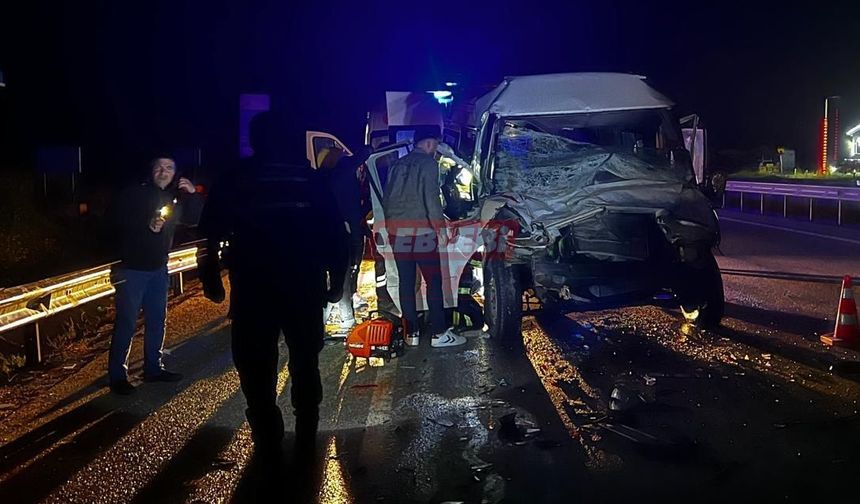Tıra Arkadan Çarpan Minibüsteki 2 Kişi Yaralandı