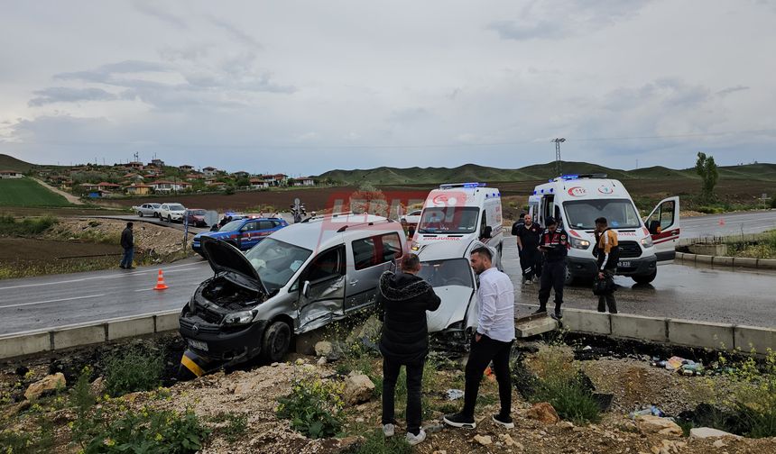 Sarmaşa Mevkisinde Feci Kaza: 4 Kişi Yaralandı