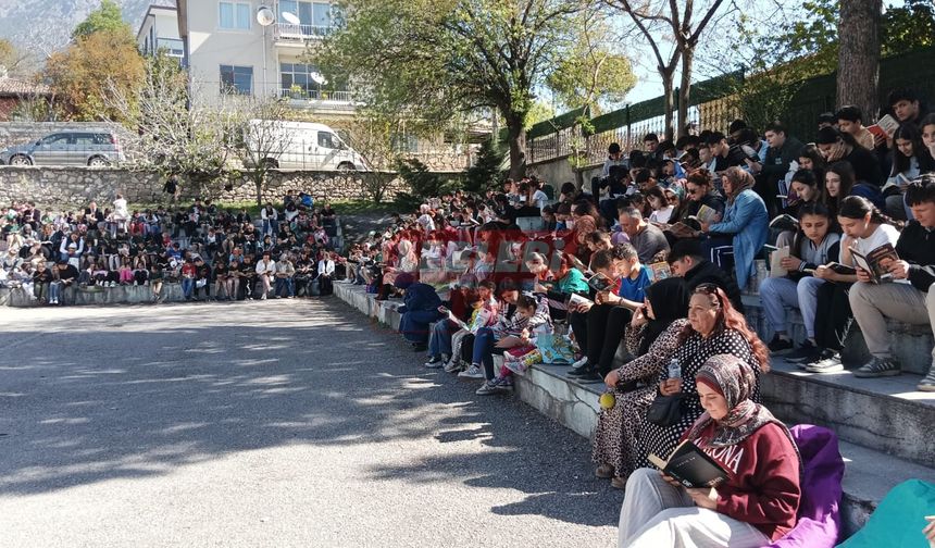 Kargı'da Öğrenci Ve Veliler Açık Havada Kitap Okudu