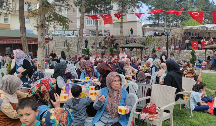 Çorum'da İmece Usulü Pişirilen 12 Kazan Aşure Vatandaşlara Dağıtıldı
