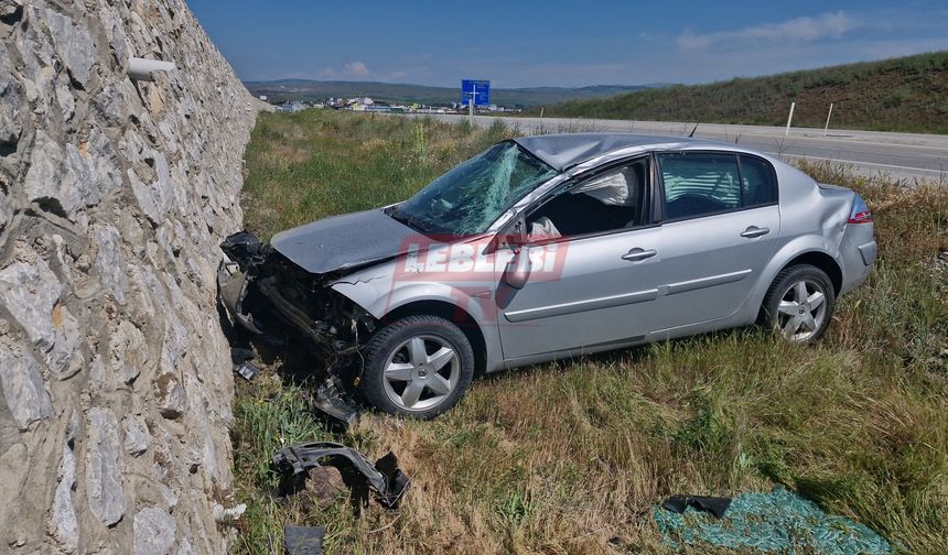 Kontrolden Çıkan Otomobil Duvara Çarptı! 2 Yaralı