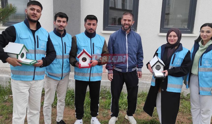 Yurt Öğrencilerinden Kuşlara Yuva