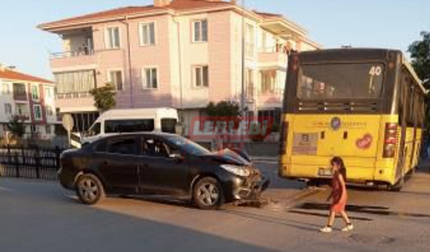 Halk Otobüsü İle Otomobil Çarpıştı: Yol Trafiğe Kapandı
