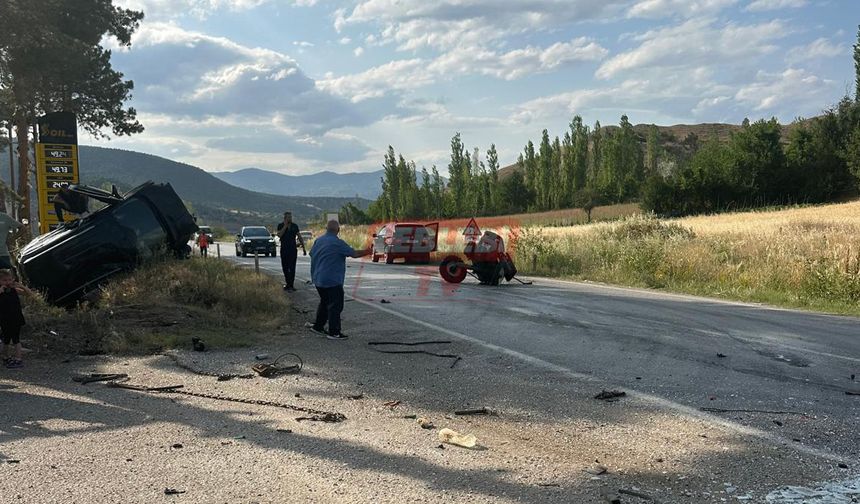 Traktörün İkiye Bölündüğü Kazada Otomobil İse Takla Attı