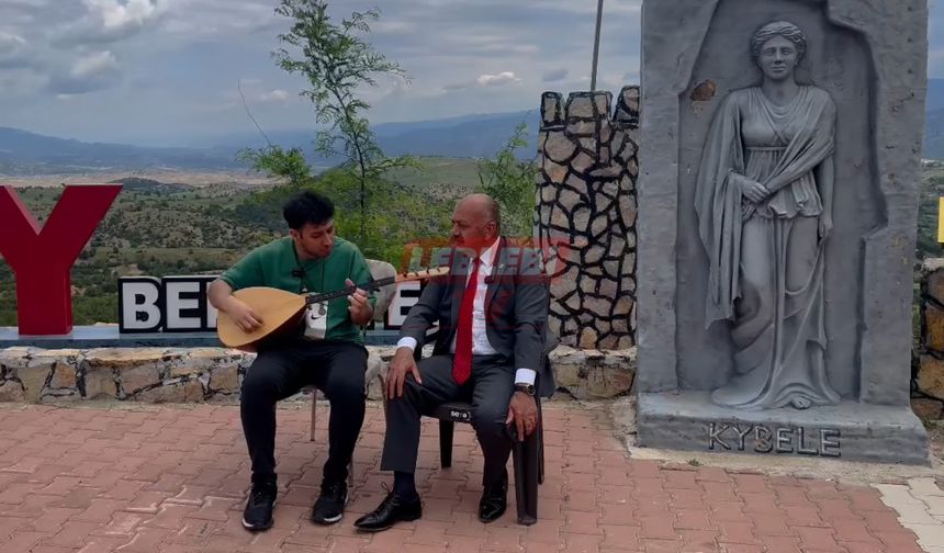 Başkan İsbir, Öğrencilerle Türkü Söyledi