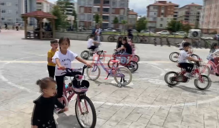 Bisikletini Alan Şenliğe Koştu