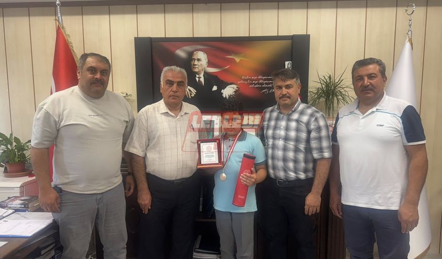 Bursluluk Sınavında Türkiye 1.’si olan Öğrenciye Plaket