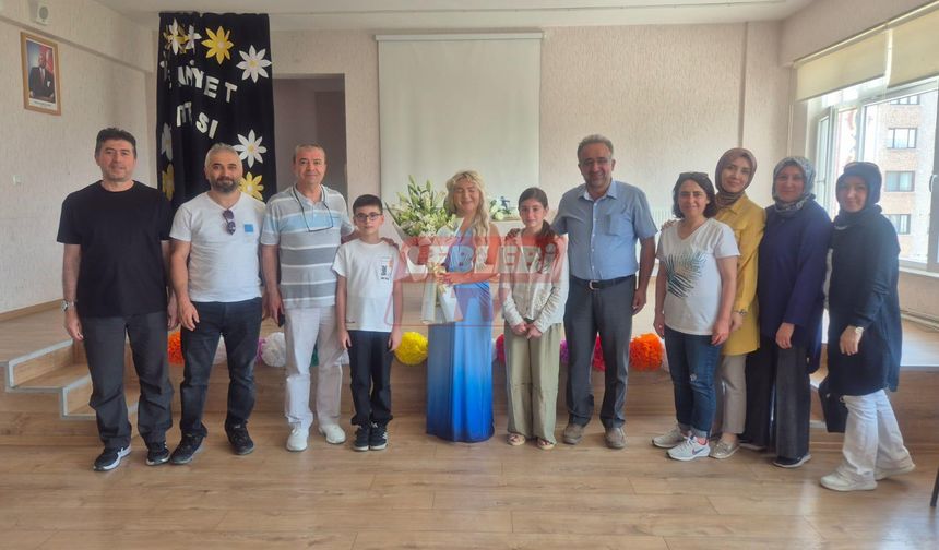 Yazar Sin Eren, Öğrencilere Bir Araya Geldi