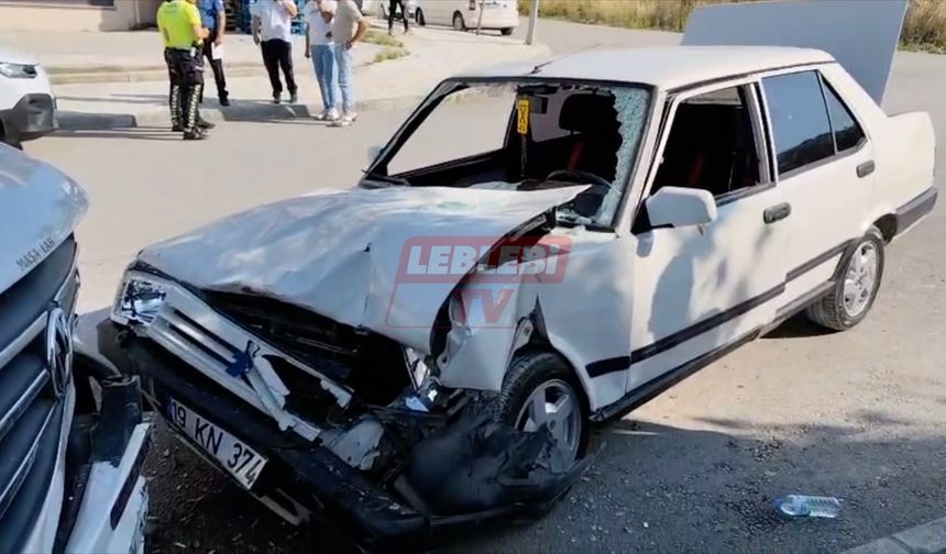 Otomobil Park Halindeki Minibüse Çarptı: 3 Yaralı