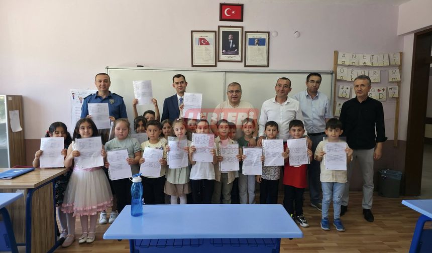 Başkan Ünlü ve Kaymakam Yüce Karne Sevincine Ortak Oldu