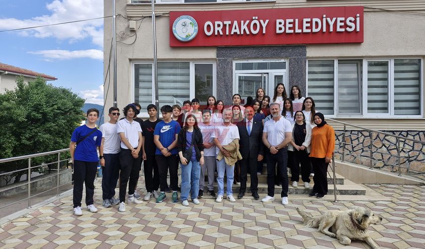 Başkan İsbir, İlçeyi Gezen Öğrencilere Rehberlik Etti