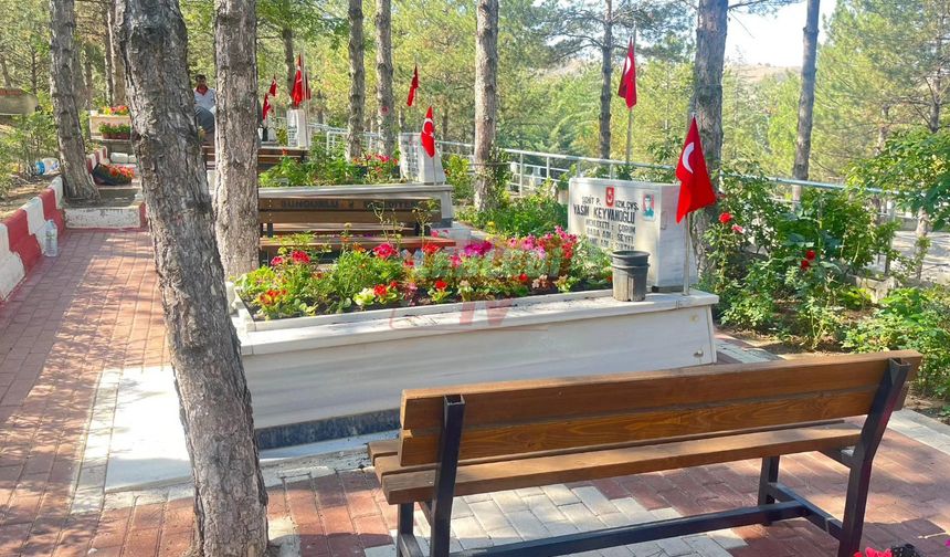 Sungurlu Belediyesi Tarafından Şehitlikte Bakım Çalışması Yapıldı