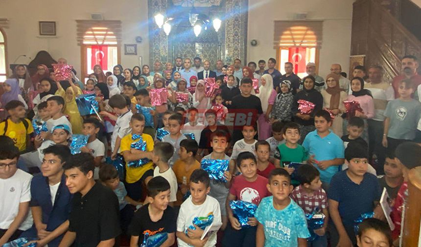 Kaymakam Polat, Camide Çocuklara Hediye Dağıttı