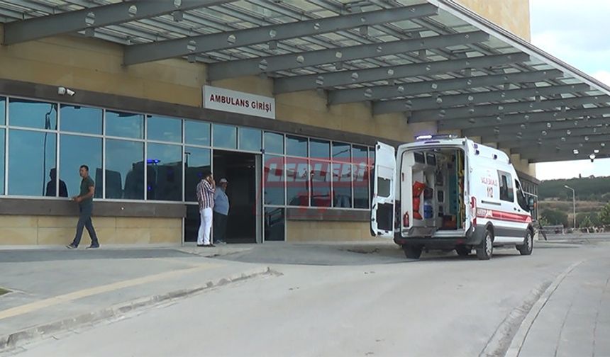 Devrilen Otomobildeki 4 Kişi Yaralandı