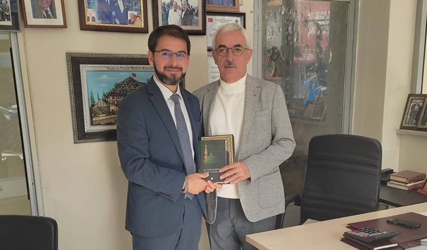 Esnafı Gezip Kur’an-ı Kerim Hediye Ediyor