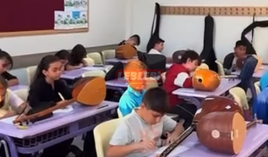 Türk Halk Müziğini Öğreniyorlar