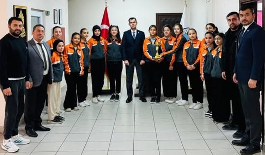 Şampiyon Hentbolculardan Kaymakam Yüce’ye Ziyaret