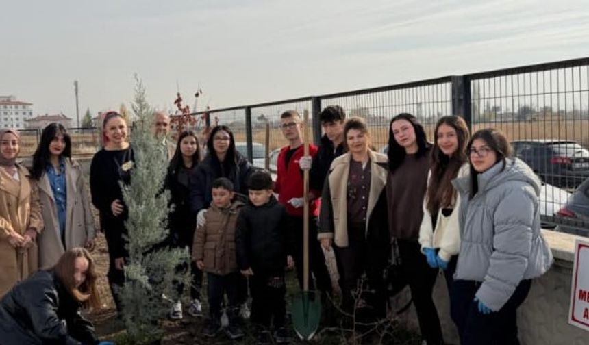 Geri Dönüşümden Elde Edilen Gelirlerle Fidanları Toprakla Buluşturdular