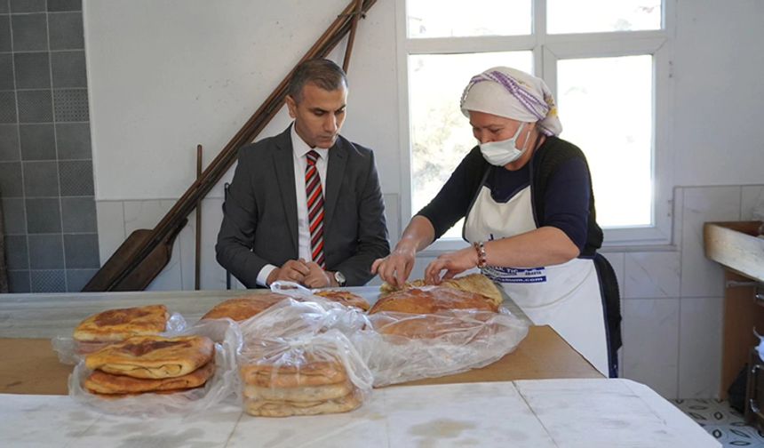 Geleneksel Yöntemle Ekmek Ve Çörek