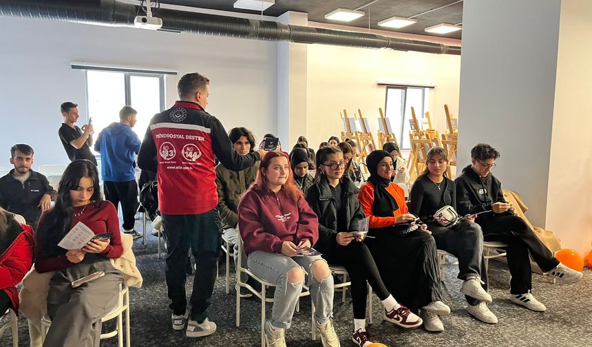 Kadına Karşı Şiddete El İzleri İle Dikkat Çektiler