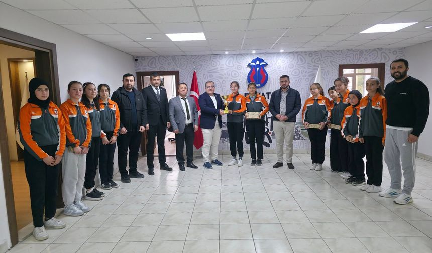 Şampiyon Hentbolcular Bayat Belediye Başkanı Ünlü'yü Ziyaret Etti