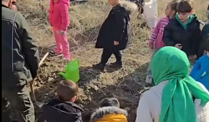 İskilip’te Minikler Fidanları Toprakla Buluşturdu