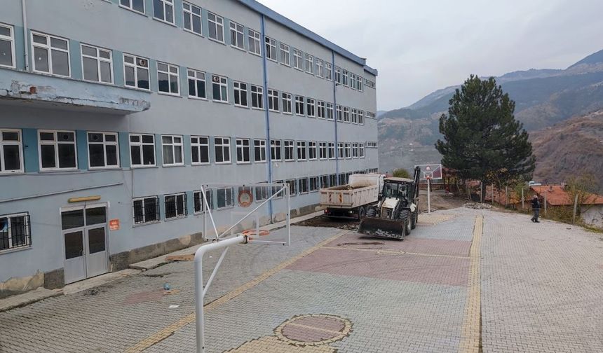 Tehlike Saçan Okulun Yıkımına Başlandı