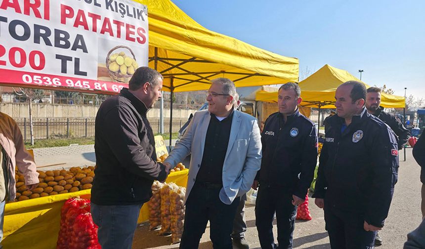 Başkan Ünlü Pazar Ziyaretinde Esnaf ve Vatandaşla Buluştu