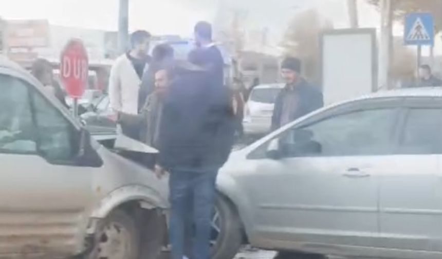 Hastane Yolunda 3 Araç Birbirine Girdi