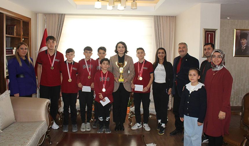 Kaymakam Tokur, İlçe Kros Takımını Kabul Etti