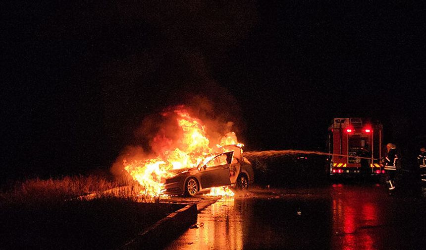Sönmemiş Ateşin  Üzerine Park Edilen Araç Cayır Cayır Yandı