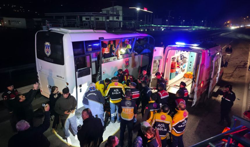 Cezaevi Nakil Aracı, Kaza Yapan Araçlara Çarptı: 9’u Jandarma, 23 Yaralı